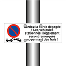 Gardez la sortie dégagée ! Les véhicules stationnés illégalement seront remorqués moyennant des frais !