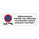 Stationnement interdit. Les véhicules en infraction seront enlevés à vos frais !