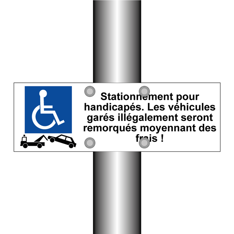 Stationnement pour handicapés. Les véhicules garés illégalement seront remorqués moyennant des frais !