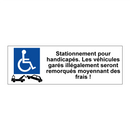 Stationnement pour handicapés. Les véhicules garés illégalement seront remorqués moyennant des frais !