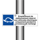 Emplacement de stationnement réservé aux véhicules électriques uniquement pendant le processus de recharge