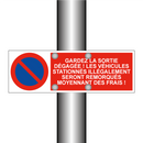 Gardez la sortie dégagée ! Les véhicules stationnés illégalement seront remorqués moyennant des frais !
