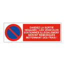 Gardez la sortie dégagée ! Les véhicules stationnés illégalement seront remorqués moyennant des frais !