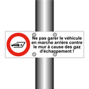 Ne pas garer le véhicule en marche arrière contre le mur à cause des gaz d'échappement !