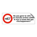 Ne pas garer le véhicule en marche arrière contre le mur à cause des gaz d'échappement !