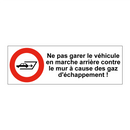 Ne pas garer le véhicule en marche arrière contre le mur à cause des gaz d'échappement !