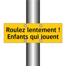 Roulez lentement ! Enfants qui jouent