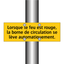 Lorsque le feu est rouge, la borne de circulation se lève automatiquement