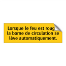 Lorsque le feu est rouge, la borne de circulation se lève automatiquement