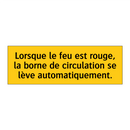 Lorsque le feu est rouge, la borne de circulation se lève automatiquement