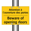 Attention à l'ouverture des portes /.../ - Beware of opening doors