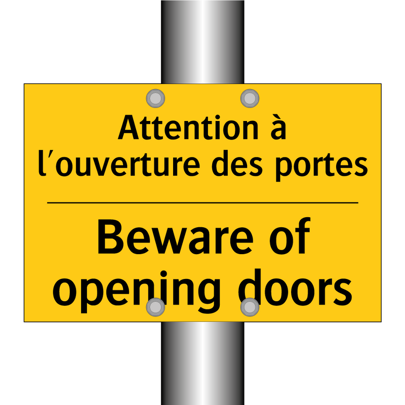 Attention à l'ouverture des portes /.../ - Beware of opening doors