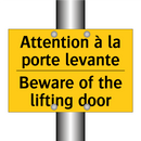 Attention à la porte levante - Beware of the lifting door