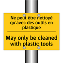 Ne peut être nettoyé qu'avec des  /.../ - May only be cleaned with plastic  /.../