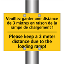 Veuillez garder une distance de  /.../ - Please keep a 3 meter distance  /.../