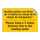 Veuillez garder une distance de  /.../ - Please keep a 3 meter distance  /.../