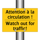 Attention à la circulation ! - Watch out for traffic!