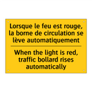 Lorsque le feu est rouge, la borne  /.../ - When the light is red, traffic  /.../