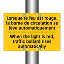 Lorsque le feu est rouge, la borne  /.../ - When the light is red, traffic  /.../