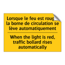 Lorsque le feu est rouge, la borne  /.../ - When the light is red, traffic  /.../