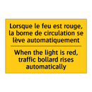 Lorsque le feu est rouge, la borne  /.../ - When the light is red, traffic  /.../