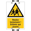 Roulez lentement ! Enfants qui jouent
