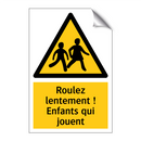 Roulez lentement ! Enfants qui jouent