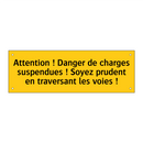 Attention ! Danger de charges suspendues ! Soyez prudent en traversant les voies !