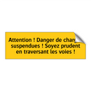 Attention ! Danger de charges suspendues ! Soyez prudent en traversant les voies !