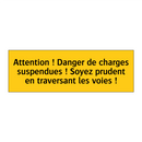 Attention ! Danger de charges suspendues ! Soyez prudent en traversant les voies !