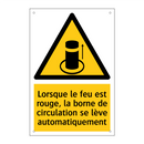 Lorsque le feu est rouge, la borne de circulation se lève automatiquement