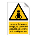 Lorsque le feu est rouge, la borne de circulation se lève automatiquement