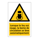 Lorsque le feu est rouge, la borne de circulation se lève automatiquement