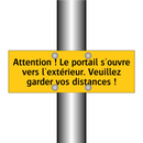 Attention ! Le portail s'ouvre vers l'extérieur. Veuillez garder vos distances !